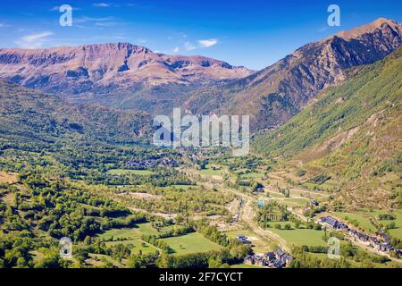Vista aerea della Valle Benasque con la palude sullo sfondo, Benasque, Aragon, Spagna Foto Stock