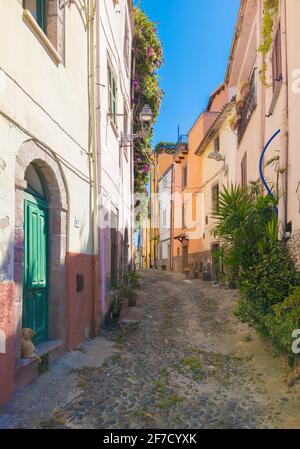 Bosa (Sardegna, Italia) - una vista sul pittoresco e turistico centro storico della costa marina di Oristano, una delle più belle della Sardegna Foto Stock