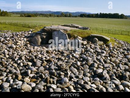Vista SSW all'ingresso di Nether Largie Sud Neolitico tomba a chambered circondato da un 40 m.. Bronze Age round Cairn, Kilmartin Glen, Scozia, Regno Unito. Foto Stock