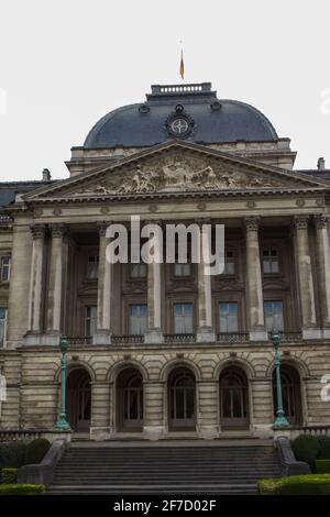 Bruxelles - Belgio - 03 aprile 2021 : il Palazzo reale di Bruxelles si trova in Place des Palais. Nato dall'Unione di quattro palazzi costruiti nella e Foto Stock