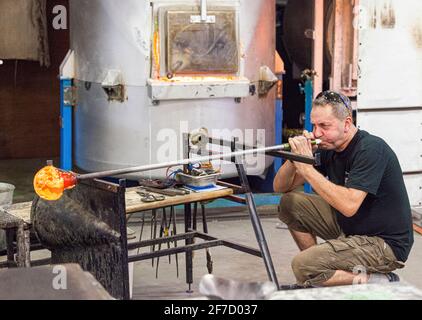 Dimostrazione di soffiatura del vetro al National Glass Center di Sunderland, Tyne & Wear UK Foto Stock