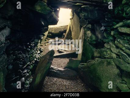 Vista all'interno di Nether Largie South Neolitico chambered Tomba, Kilmartin Glen, Scozia, Regno Unito guardando NE all'ingresso. Una tomba di galleria di tipo Clyde Foto Stock