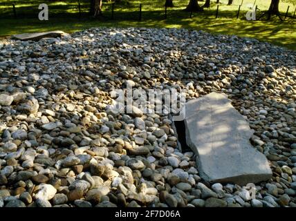 Visualizza SW di Ri Cruin Bronze Age round Cairn, Kilmartin Glen, Scozia, Regno Unito, mostrando due delle tre cisti sepolcrali. L'N cist (R) conteneva una cremazione. Foto Stock