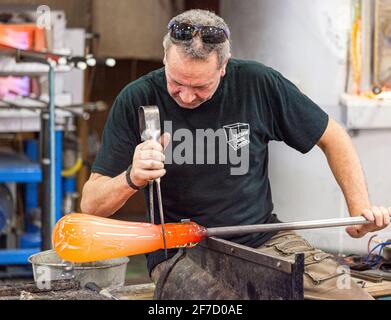 Dimostrazione di soffiatura del vetro al National Glass Center di Sunderland, Tyne & Wear UK Foto Stock