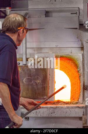 Dimostrazione di soffiatura del vetro al National Glass Center di Sunderland, Tyne & Wear UK Foto Stock