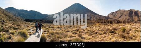 Escursioni il Tongariro Alpine Crossing attraverso la valle di Mangatepopo, Mt Ngauruhoe sullo sfondo, Nuova Zelanda Foto Stock