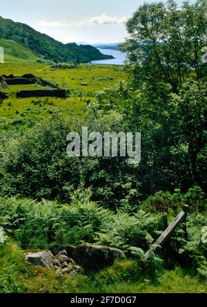 Visualizza WSW di allineamento dell'età del bronzo di Kintraw, Loch Craignish, Mid Argyll, Scozia, Regno Unito, dalla piattaforma di osservazione attraverso il pennarello e la pietra in piedi. Foto Stock