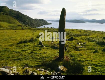 Visualizza il WSW di Kintraw pietra in piedi tra due cordoli cairns alla testa di Loch Craignish, Mid Argyll, Scozia, Regno Unito: Bronzo età contrassegno tramonto a metà inverno Foto Stock