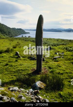 Visualizza il WSW di Kintraw pietra in piedi tra due cordoli cairns alla testa di Loch Craignish, Mid Argyll, Scozia, Regno Unito: Bronzo età segno solstizio invernale. Foto Stock