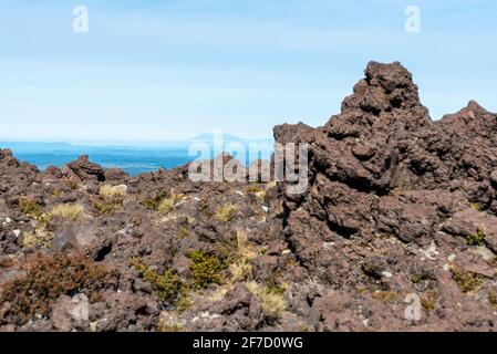 Vista dall'incrocio Alpino di Tongariro al Monte Taranaki, circuito Nord del Parco Nazionale di Tongariro in Nuova Zelanda Foto Stock