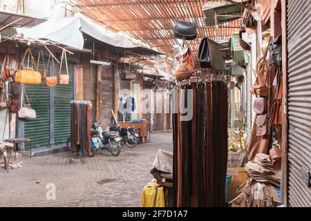 Pelletteria nei souk di Marrakech, Marocco Foto Stock