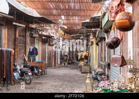 Pelletteria nei souk di Marrakech, Marocco Foto Stock