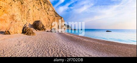 Tranquillo paesaggio marino - tramonto sulla spiaggia di Porto Katsiki. Isola Ionica di Lefkada. Le più belle spiagge della Grecia Foto Stock