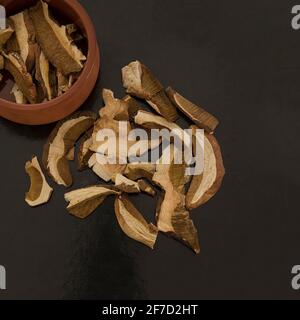 Funghi porcini secchi. Isolato. Funghi boletus edulis su sfondo nero . Immagine stock. Foto Stock