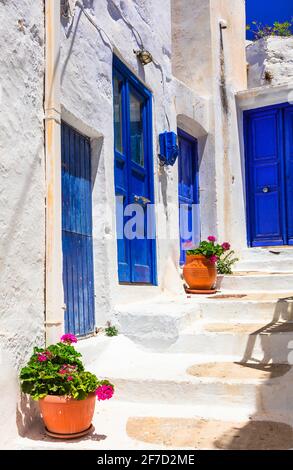 Antichi villaggi bianchi tradizionali con porte colorate nelle isole Cicladi della Grecia, Amorgos Foto Stock