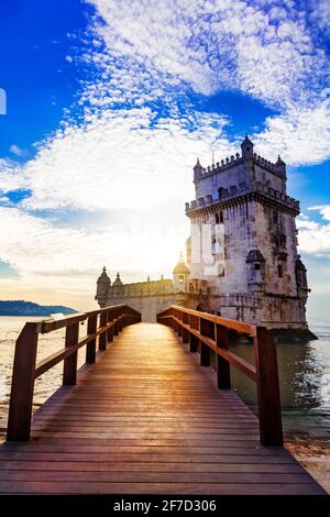 Torre de Belem (torre di Belem) al tramonto - famoso punto di riferimento di Lisbona, Portogallo Foto Stock