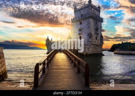 Torre de Belem (torre di Belem) al tramonto - famoso punto di riferimento di Lisbona, Portogallo Foto Stock