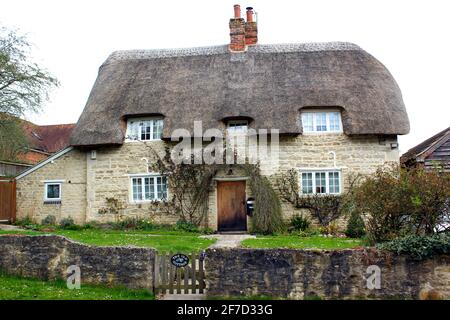 The Old Cottage con tetto di paglia di recente a Southend Garsington Oxford Foto Stock
