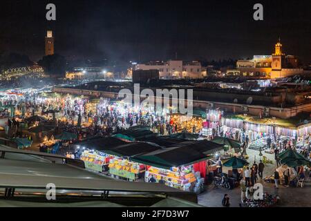 Djemaa el-Fna, il famoso mercato di Marrakech di notte - viaggiando in Marocco Foto Stock