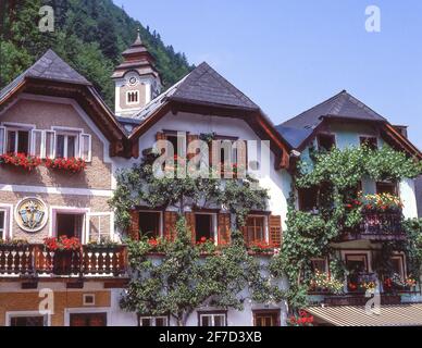 Facciate con copertura in Piazza della Città, Hallstatt (Hoistod), Salzkammergut, Austria superiore, Repubblica d'Austria Foto Stock