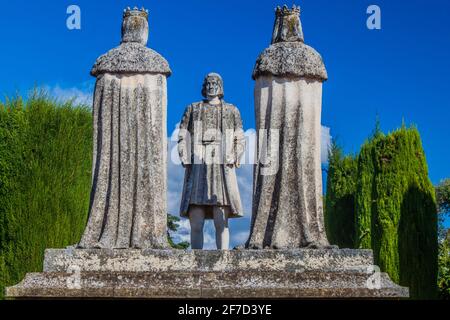 CORDOVA, SPAGNA - 5 NOVEMBRE 2017: Statua dei re cristiani Ferdinando e Isabella e Cristoforo Colombo ad Alcazar de los Reyes Cristianos a Cor Foto Stock