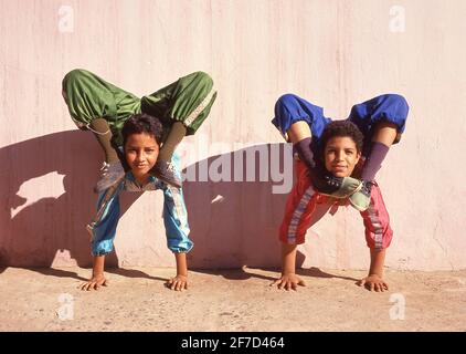 Mostra acrobatica per ragazzi al Fantasia Show, Agadir, Regione di Souss-massa-Draâ, Marocco Foto Stock