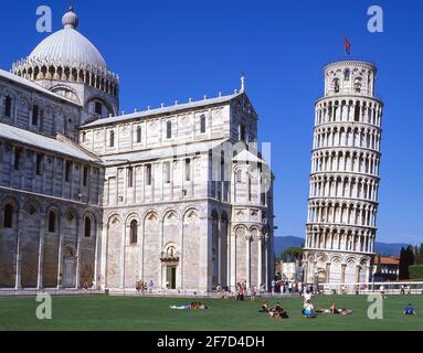 La Torre pendente di Pisa e il Duomo, Piazza dei Miracoli, Pisa, Toscana, Italia Foto Stock