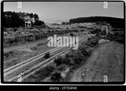 Germania 1994 Fulda Gap Point Alpha 1994 tracce di carri armati sul lato orientale del confine e torre di osservazione della Germania orientale guardando verso ovest. Il Fulda Gap (in tedesco Fulda-Lücke), una zona compresa tra il confine Assia-Turingia (ex confine tedesco interno) e Francoforte sul meno, Contiene due corridoi di pianure attraverso i quali i carri armati avrebbero potuto guidare in un attacco a sorpresa dai sovietici e dai loro alleati del Patto di Varsavia per guadagnare l'attraversamento(i) del fiume Reno.[1] il nome per la città di Fulda, il Fulda Gap divenne considerato strategicamente importante durante la Guerra fredda del 1947-1991 Foto Stock