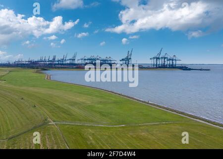 Vista aerea con paesaggio costiero e terminal dei container Eurogate di Bremerhaven, distretto di Imsum di Langen, bassa Sassonia, Germania, Europa Foto Stock