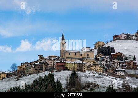 La prima neve in dosoledo a Comelico superiore Foto Stock