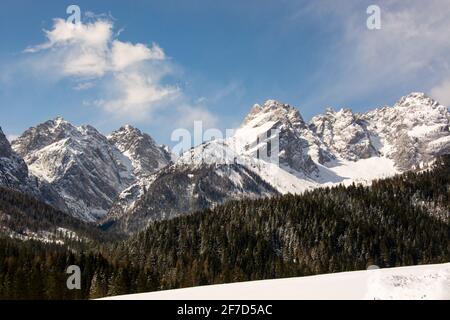 Le montagne innevate di Sappada Foto Stock