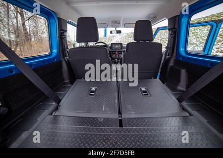 enorme vano portabagagli vuoto all'interno del suv compatto. sedili posteriori in auto suv offroad ripiegati in flor piatto. Foto Stock