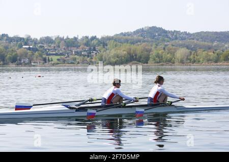 Anastasia LEBEDEVA e Maria BOTALOVA della Russia in azione durante il doppio scafi delle donne leggere preliminari alla Regata di qualificazione olimpica europea sul lago di Varese il 5 aprile 2021 a Varese Foto Stock