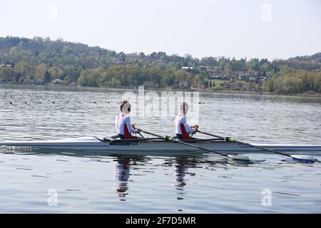 Anastasia LEBEDEVA e Maria BOTALOVA della Russia in azione durante il doppio scafi delle donne leggere preliminari alla Regata di qualificazione olimpica europea sul lago di Varese il 5 aprile 2021 a Varese Foto Stock