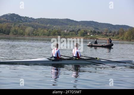 Anastasia LEBEDEVA e Maria BOTALOVA della Russia in azione durante il doppio scafi delle donne leggere preliminari alla Regata di qualificazione olimpica europea sul lago di Varese il 5 aprile 2021 a Varese Foto Stock