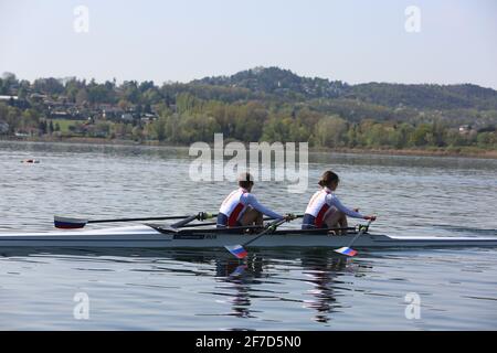 Anastasia LEBEDEVA e Maria BOTALOVA della Russia in azione durante il doppio scafi delle donne leggere preliminari alla Regata di qualificazione olimpica europea sul lago di Varese il 5 aprile 2021 a Varese Foto Stock