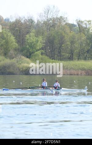 Anastasia LEBEDEVA e Maria BOTALOVA della Russia in azione durante il doppio scafi delle donne leggere preliminari alla Regata di qualificazione olimpica europea sul lago di Varese il 5 aprile 2021 a Varese Foto Stock