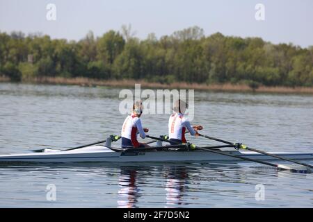 Anastasia LEBEDEVA e Maria BOTALOVA della Russia in azione durante il doppio scafi delle donne leggere preliminari alla Regata di qualificazione olimpica europea sul lago di Varese il 5 aprile 2021 a Varese Foto Stock