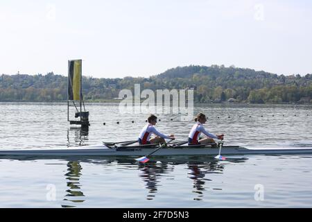 Anastasia LEBEDEVA e Maria BOTALOVA della Russia in azione durante il doppio scafi delle donne leggere preliminari alla Regata di qualificazione olimpica europea sul lago di Varese il 5 aprile 2021 a Varese Foto Stock