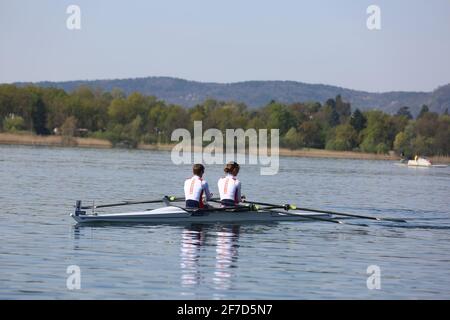 Anastasia LEBEDEVA e Maria BOTALOVA della Russia in azione durante il doppio scafi delle donne leggere preliminari alla Regata di qualificazione olimpica europea sul lago di Varese il 5 aprile 2021 a Varese Foto Stock