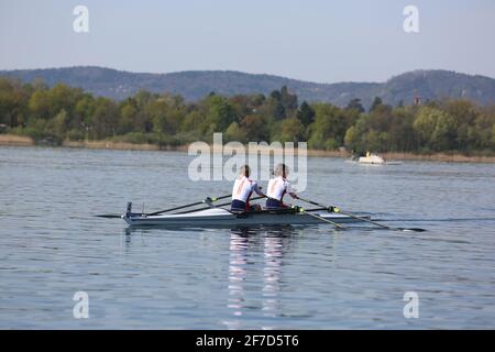 Anastasia LEBEDEVA e Maria BOTALOVA della Russia in azione durante il doppio scafi delle donne leggere preliminari alla Regata di qualificazione olimpica europea sul lago di Varese il 5 aprile 2021 a Varese Foto Stock