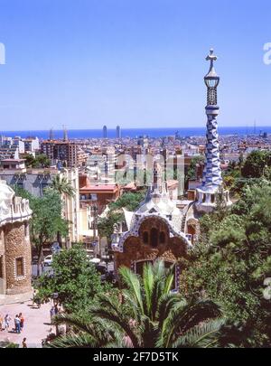 Vista sulla città dalla terrazza principale, Parco Guell, quartiere Gràcia, Barcellona, Provincia di Barcellona, Catalogna, Spagna Foto Stock