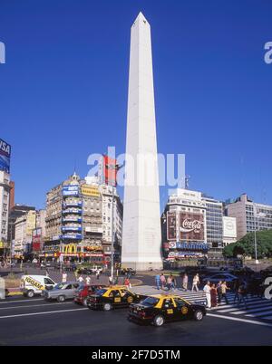 Obelisco in Avenida 9 de Julio, El Centro, Buenos Aires, Argentina Foto Stock