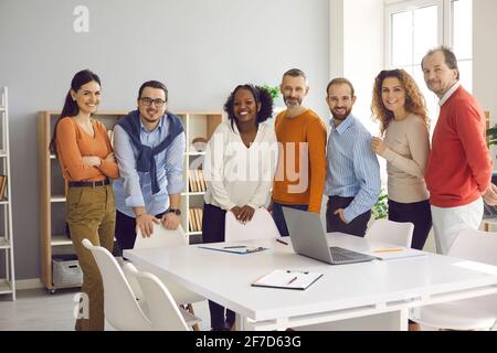 Ritratto di un team aziendale felice e diversificato in carica dopo riunione di lavoro di successo Foto Stock