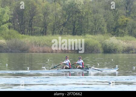 Anastasia LEBEDEVA e Maria BOTALOVA della Russia in azione durante il doppio scafi delle donne leggere preliminari alla Regata di qualificazione olimpica europea sul lago di Varese il 5 aprile 2021 a Varese Foto Stock