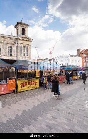 Bancarelle di cibo in una piazza del mercato semi-deserta a Kingston Upon Thames, Kingston, Surrey, Regno Unito Foto Stock