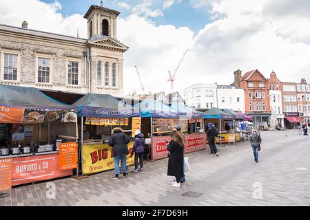 Bancarelle di cibo in una Market Square semi-deserta, Kingston upon Thames, Kingston, Surrey, Regno Unito Foto Stock
