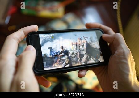 Bangkok, Thailandia - 6 aprile 2021 : un uomo che gioca a Call of Duty Mobile su iPhone 7. Foto Stock