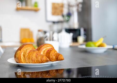 croissant freschi in cucina. colazione gustosa. prodotti da forno senza glutine. cibo dietetico Foto Stock