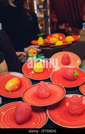 Tre dolci mousse sotto forma di palle di Natale uno sfondo scuro Foto Stock